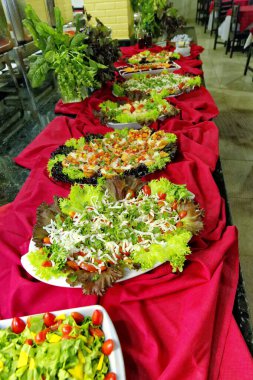 Salatalı, etli, pirinçli ve balıklı yemek servisi..