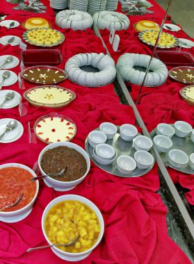 Kek, ekmek, jöle, tahıl, meyve ve meyve suyu ile kahvaltı.