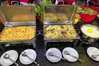 Salatalı, etli, pirinçli ve balıklı yemek servisi..