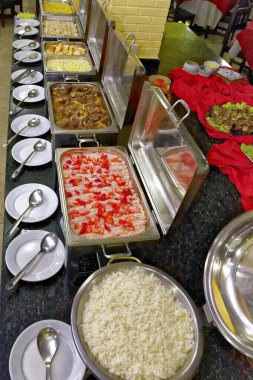 Salatalı, etli, pirinçli ve balıklı yemek servisi..