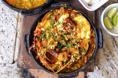 Salatalı, etli, pirinçli ve balıklı yemek servisi..