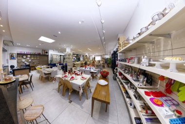 Guarapari / Espirito Santo / Brazil - 09 / 23 / 2018 - Dekoratif nesneler, resimler, bitkiler, çiçekler, çanaklar, ev eşyaları, koltuklar, hepsi iyi renklerde dekorasyon mağazası.