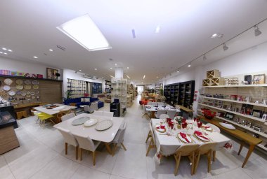 Guarapari / Espirito Santo / Brazil - 09 / 23 / 2018 - Dekoratif nesneler, resimler, bitkiler, çiçekler, çanaklar, ev eşyaları, koltuklar, hepsi iyi renklerde dekorasyon mağazası.