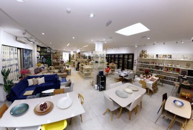 Guarapari / Espirito Santo / Brazil - 09 / 23 / 2018 - Dekoratif nesneler, resimler, bitkiler, çiçekler, çanaklar, ev eşyaları, koltuklar, hepsi iyi renklerde dekorasyon mağazası.