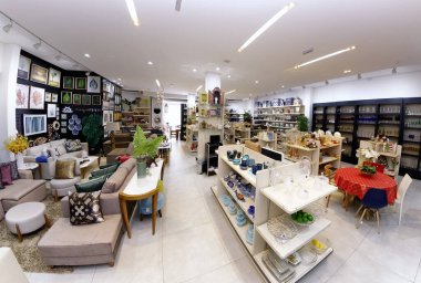 Guarapari / Espirito Santo / Brazil - 09 / 23 / 2018 - Dekoratif nesneler, resimler, bitkiler, çiçekler, çanaklar, ev eşyaları, koltuklar, hepsi iyi renklerde dekorasyon mağazası.