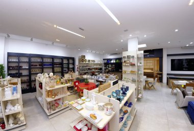 Guarapari / Espirito Santo / Brazil - 09 / 23 / 2018 - Dekoratif nesneler, resimler, bitkiler, çiçekler, çanaklar, ev eşyaları, koltuklar, hepsi iyi renklerde dekorasyon mağazası.