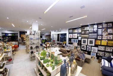 Guarapari / Espirito Santo / Brazil - 09 / 23 / 2018 - Dekoratif nesneler, resimler, bitkiler, çiçekler, çanaklar, ev eşyaları, koltuklar, hepsi iyi renklerde dekorasyon mağazası.