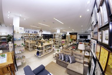 Guarapari / Espirito Santo / Brazil - 09 / 23 / 2018 - Dekoratif nesneler, resimler, bitkiler, çiçekler, çanaklar, ev eşyaları, koltuklar, hepsi iyi renklerde dekorasyon mağazası.