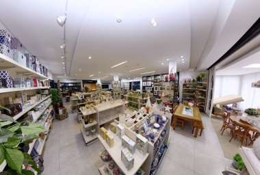 Guarapari / Espirito Santo / Brazil - 09 / 23 / 2018 - Dekoratif nesneler, resimler, bitkiler, çiçekler, çanaklar, ev eşyaları, koltuklar, hepsi iyi renklerde dekorasyon mağazası.