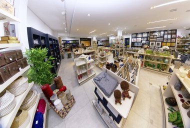 Guarapari / Espirito Santo / Brazil - 09 / 23 / 2018 - Dekoratif nesneler, resimler, bitkiler, çiçekler, çanaklar, ev eşyaları, koltuklar, hepsi iyi renklerde dekorasyon mağazası.