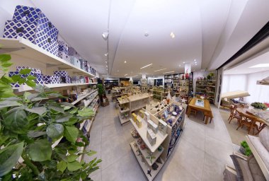 Guarapari / Espirito Santo / Brazil - 09 / 23 / 2018 - Dekoratif nesneler, resimler, bitkiler, çiçekler, çanaklar, ev eşyaları, koltuklar, hepsi iyi renklerde dekorasyon mağazası.