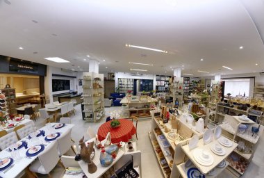 Guarapari / Espirito Santo / Brazil - 09 / 23 / 2018 - Dekoratif nesneler, resimler, bitkiler, çiçekler, çanaklar, ev eşyaları, koltuklar, hepsi iyi renklerde dekorasyon mağazası.