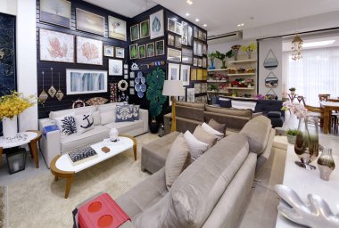 Guarapari / Espirito Santo / Brazil - 09 / 23 / 2018 - Dekoratif nesneler, resimler, bitkiler, çiçekler, çanaklar, ev eşyaları, koltuklar, hepsi iyi renklerde dekorasyon mağazası.