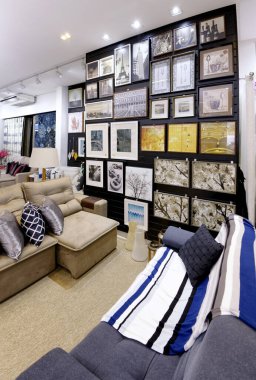 Guarapari / Espirito Santo / Brazil - 09 / 23 / 2018 - Dekoratif nesneler, resimler, bitkiler, çiçekler, çanaklar, ev eşyaları, koltuklar, hepsi iyi renklerde dekorasyon mağazası.