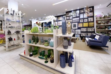 Guarapari / Espirito Santo / Brazil - 09 / 23 / 2018 - Dekoratif nesneler, resimler, bitkiler, çiçekler, çanaklar, ev eşyaları, koltuklar, hepsi iyi renklerde dekorasyon mağazası.