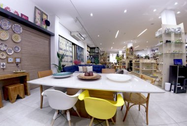 Guarapari / Espirito Santo / Brazil - 09 / 23 / 2018 - Dekoratif nesneler, resimler, bitkiler, çiçekler, çanaklar, ev eşyaları, koltuklar, hepsi iyi renklerde dekorasyon mağazası.