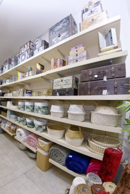 Guarapari / Espirito Santo / Brazil - 09 / 23 / 2018 - Dekoratif nesneler, resimler, bitkiler, çiçekler, çanaklar, ev eşyaları, koltuklar, hepsi iyi renklerde dekorasyon mağazası.