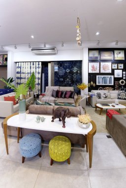 Guarapari / Espirito Santo / Brazil - 09 / 23 / 2018 - Dekoratif nesneler, resimler, bitkiler, çiçekler, çanaklar, ev eşyaları, koltuklar, hepsi iyi renklerde dekorasyon mağazası.