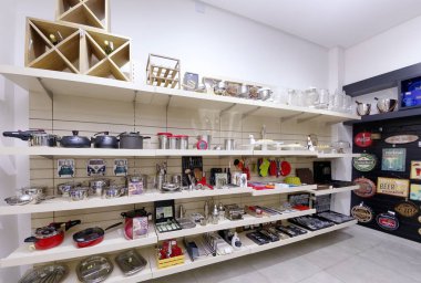 Guarapari / Espirito Santo / Brazil - 09 / 23 / 2018 - Dekoratif nesneler, resimler, bitkiler, çiçekler, çanaklar, ev eşyaları, koltuklar, hepsi iyi renklerde dekorasyon mağazası.