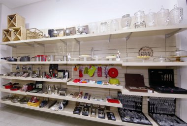 Guarapari / Espirito Santo / Brazil - 09 / 23 / 2018 - Dekoratif nesneler, resimler, bitkiler, çiçekler, çanaklar, ev eşyaları, koltuklar, hepsi iyi renklerde dekorasyon mağazası.