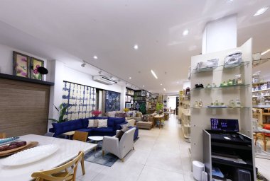 Guarapari / Espirito Santo / Brazil - 09 / 23 / 2018 - Dekoratif nesneler, resimler, bitkiler, çiçekler, çanaklar, ev eşyaları, koltuklar, hepsi iyi renklerde dekorasyon mağazası.