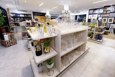 Guarapari / Espirito Santo / Brazil - 09 / 23 / 2018 - Dekoratif nesneler, resimler, bitkiler, çiçekler, çanaklar, ev eşyaları, koltuklar, hepsi iyi renklerde dekorasyon mağazası.