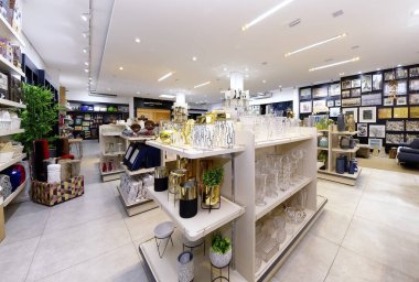 Guarapari / Espirito Santo / Brazil - 09 / 23 / 2018 - Dekoratif nesneler, resimler, bitkiler, çiçekler, çanaklar, ev eşyaları, koltuklar, hepsi iyi renklerde dekorasyon mağazası.