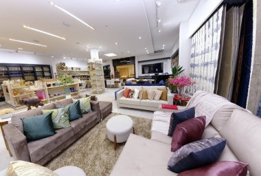 Guarapari / Espirito Santo / Brazil - 09 / 23 / 2018 - Dekoratif nesneler, resimler, bitkiler, çiçekler, çanaklar, ev eşyaları, koltuklar, hepsi iyi renklerde dekorasyon mağazası.