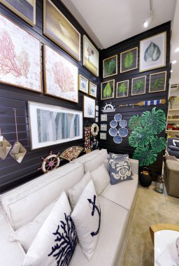 Guarapari / Espirito Santo / Brazil - 09 / 23 / 2018 - Dekoratif nesneler, resimler, bitkiler, çiçekler, çanaklar, ev eşyaları, koltuklar, hepsi iyi renklerde dekorasyon mağazası.