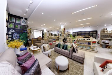 Guarapari / Espirito Santo / Brazil - 09 / 23 / 2018 - Dekoratif nesneler, resimler, bitkiler, çiçekler, çanaklar, ev eşyaları, koltuklar, hepsi iyi renklerde dekorasyon mağazası.