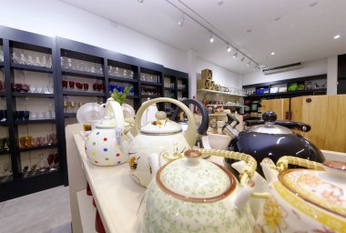 Guarapari / Espirito Santo / Brazil - 09 / 23 / 2018 - Dekoratif nesneler, resimler, bitkiler, çiçekler, çanaklar, ev eşyaları, koltuklar, hepsi iyi renklerde dekorasyon mağazası.