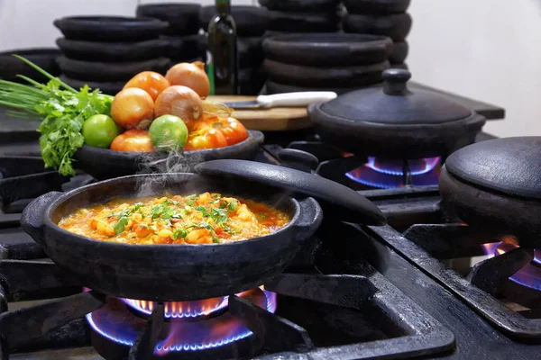 Moqueca Capixaba Chamas Panela Barro Com Vários Ingredientes Segundo Plano — Fotografia de Stock