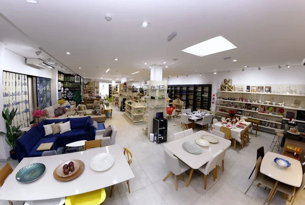 Guarapari / Espirito Santo / Brazil - 09 / 23 / 2018 - Dekoratif nesneler, resimler, bitkiler, çiçekler, çanaklar, ev eşyaları, koltuklar, hepsi iyi renklerde dekorasyon mağazası.