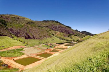 Yollar ve dağlarda yeşil ağaçlar