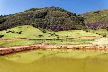 nehir dağlarında güzel göl
