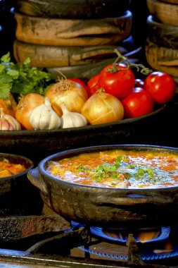 Lezzetli Moqueca capixaba ve kil kaplarda sebzeler