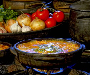 Lezzetli Moqueca capixaba ve kil kaplarda sebzeler