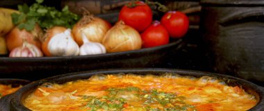 Lezzetli Moqueca capixaba ve kil kaplarda sebzeler