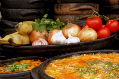 Lezzetli Moqueca capixaba ve kil kaplarda sebzeler