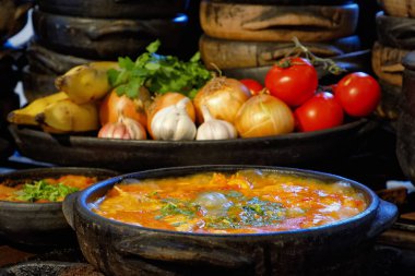 Lezzetli Moqueca capixaba ve kil kaplarda sebzeler