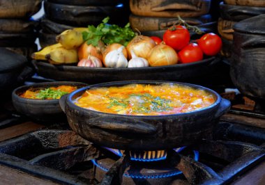 Lezzetli Moqueca capixaba ve kil kaplarda sebzeler
