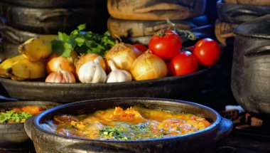 Lezzetli Moqueca capixaba ve kil kaplarda sebzeler