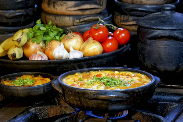 美味的卷心菜和黏土锅里的蔬菜 — 图库照片