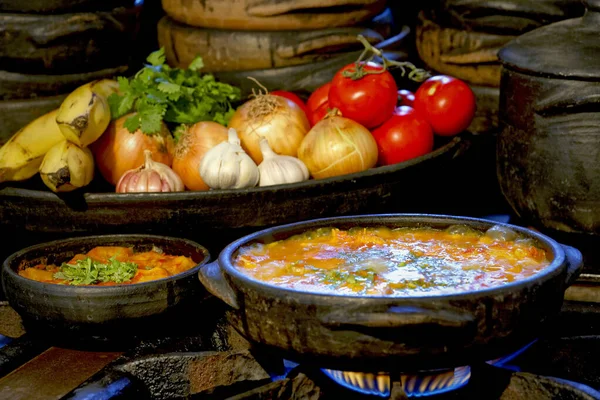 美味的卷心菜和黏土锅里的蔬菜 — 图库照片