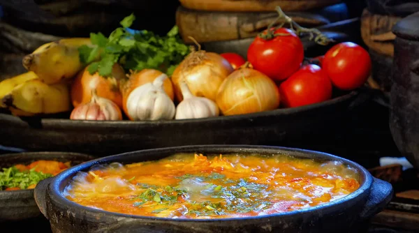 Lezzetli Moqueca capixaba ve kil kaplarda sebzeler