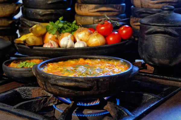Lezzetli Moqueca capixaba ve kil kaplarda sebzeler