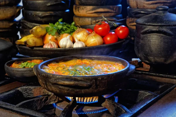 Lezzetli Moqueca capixaba ve kil kaplarda sebzeler
