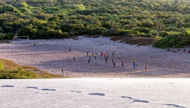 Dağlardaki nehrin güzel manzarası
