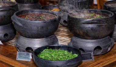 Otantik Brezilyalı Feijoada Clay Pots 'ta hizmet verdi
