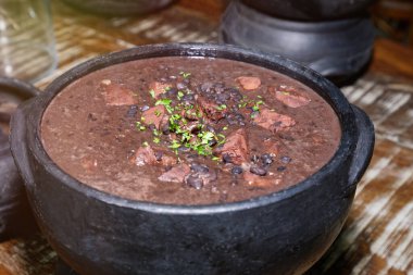 Otantik Brezilyalı Feijoada Clay Pot 'ta servis edildi